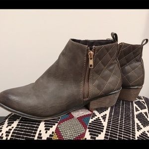 Mossimo Olive Green Quilted ankle bootie size 9